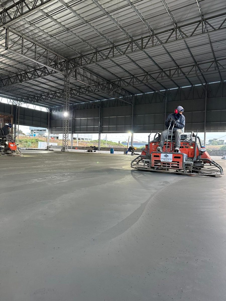 Acabamento com alisadora dupla em piso de concreto da Nimbus em Bento Gonçalves