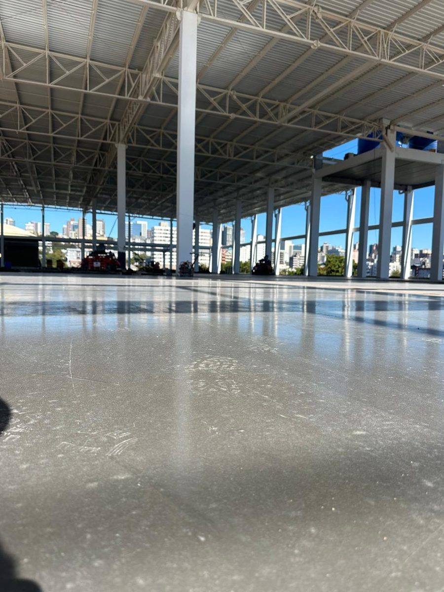 Piso de concreto polido executado na loja Via Atacadista de Bento Gonçalves